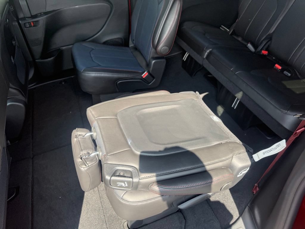 New 2027 Chrysler Pacifica Select FWD image 37