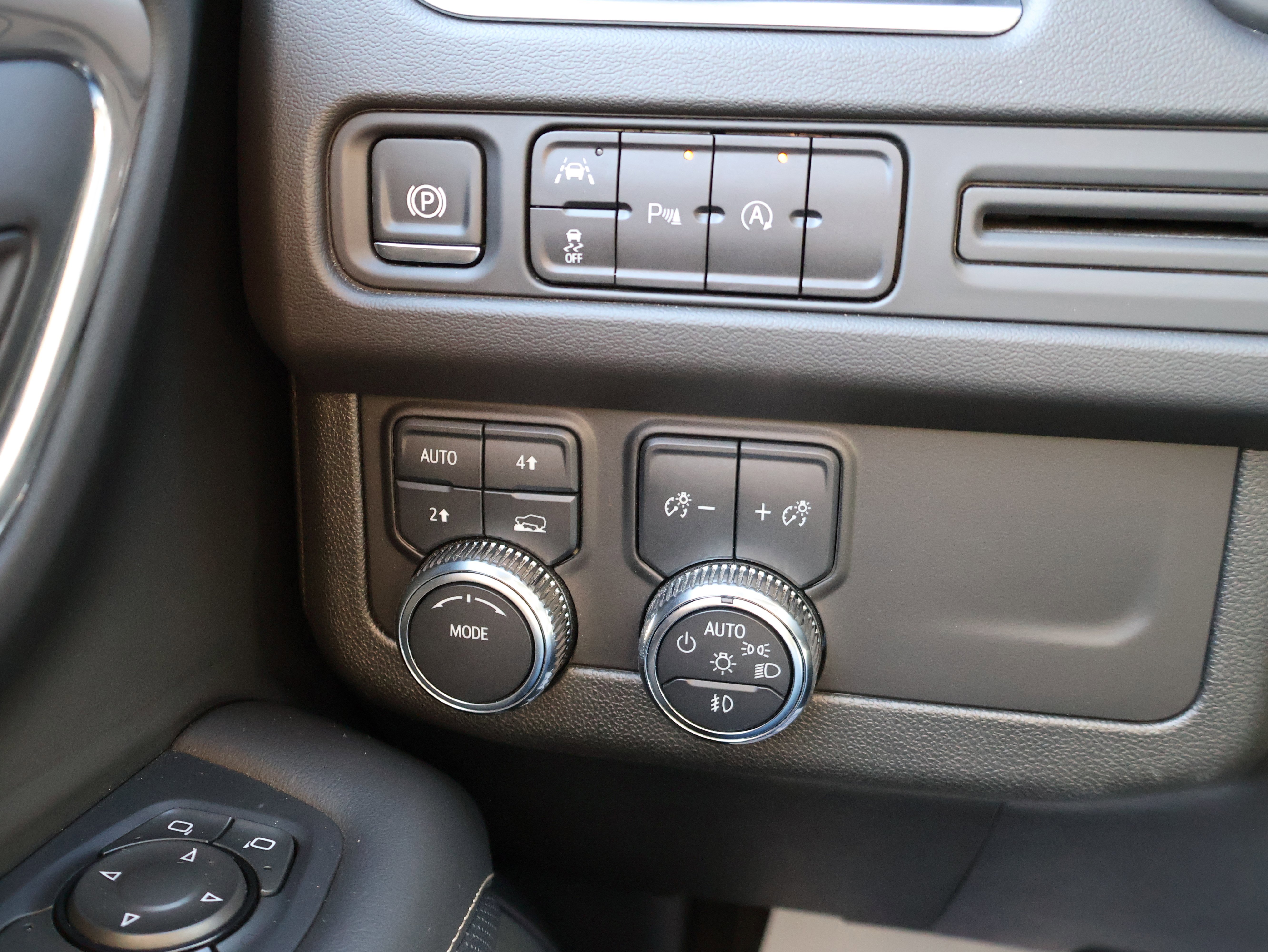 Used 2024 GMC Yukon SLT image 42