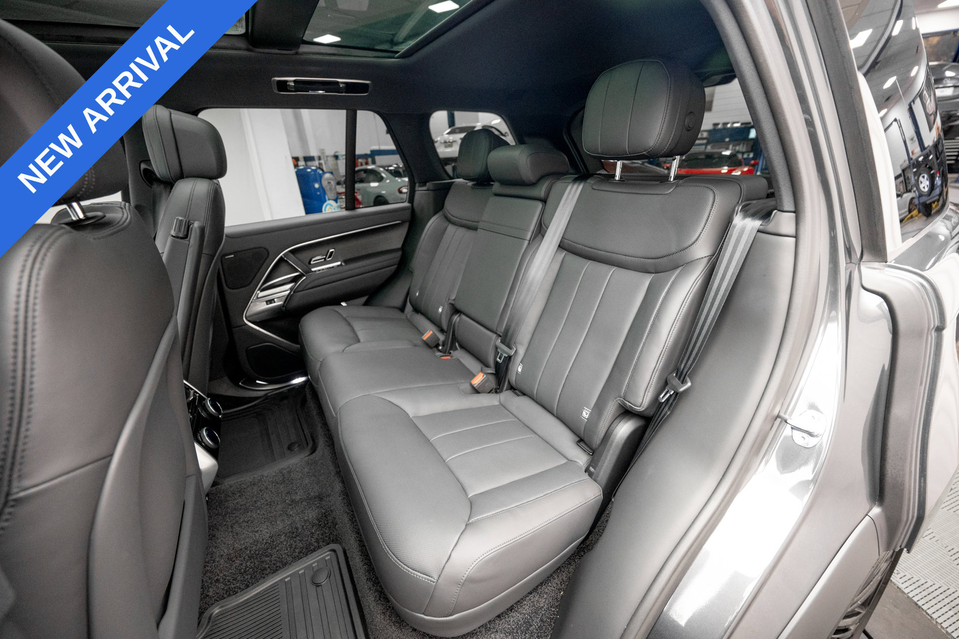 Used 2025 Land Rover Range Rover SE AWD/4WD image 17