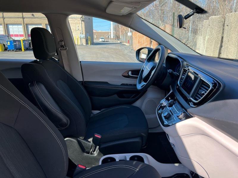 Used 2020 Chrysler Voyager L FWD image 22