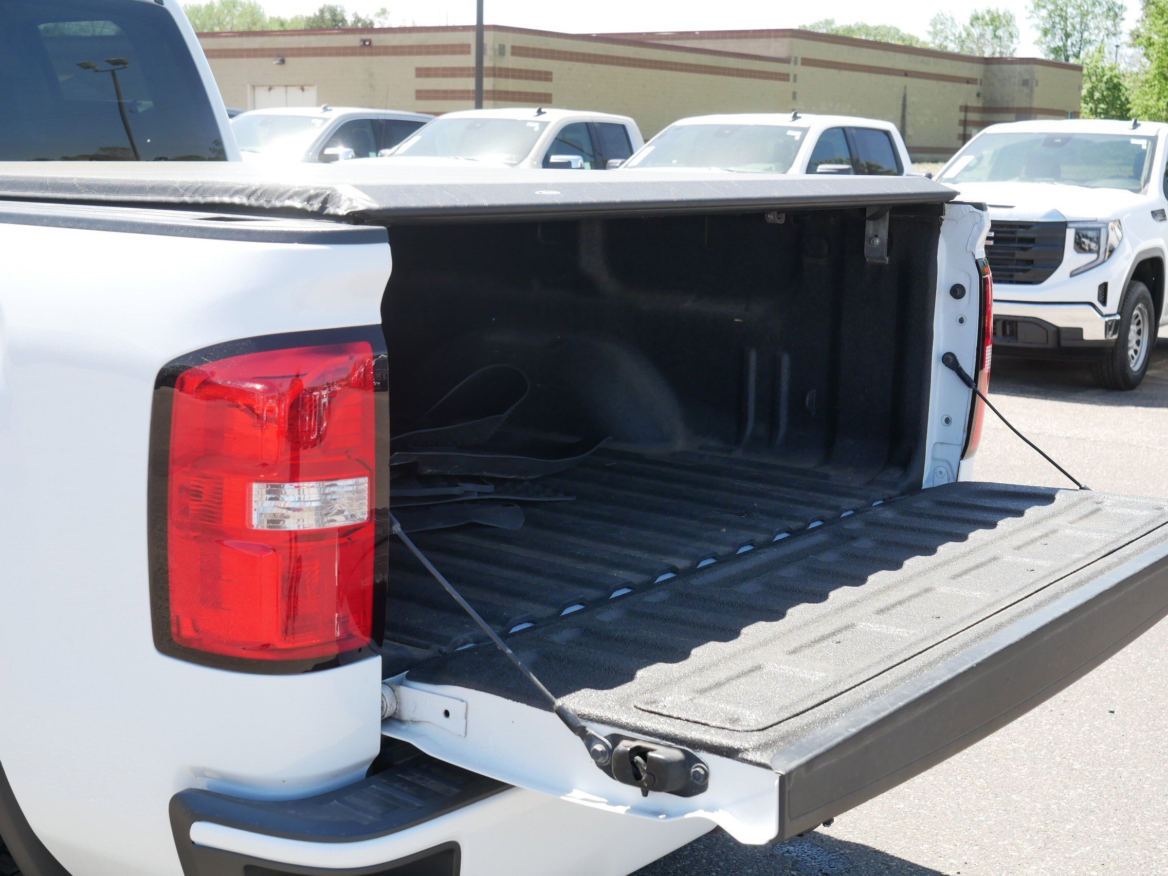 Used 2017 GMC Sierra 1500 SLE w/ SLE Value Package AWD/4WD image 18