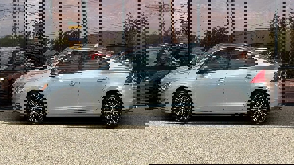 Used 2017 Volvo S60 T5 Dynamic w/ Vision Package FWD image 5