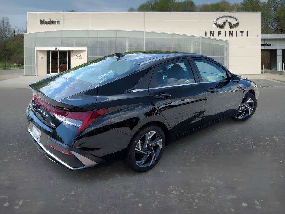 Used 2025 Hyundai Elantra Limited FWD image 4