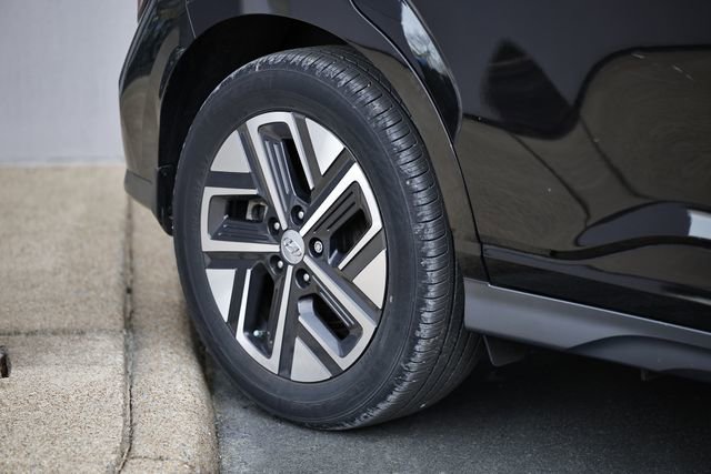 Used 2023 Hyundai Kona Limited image 6