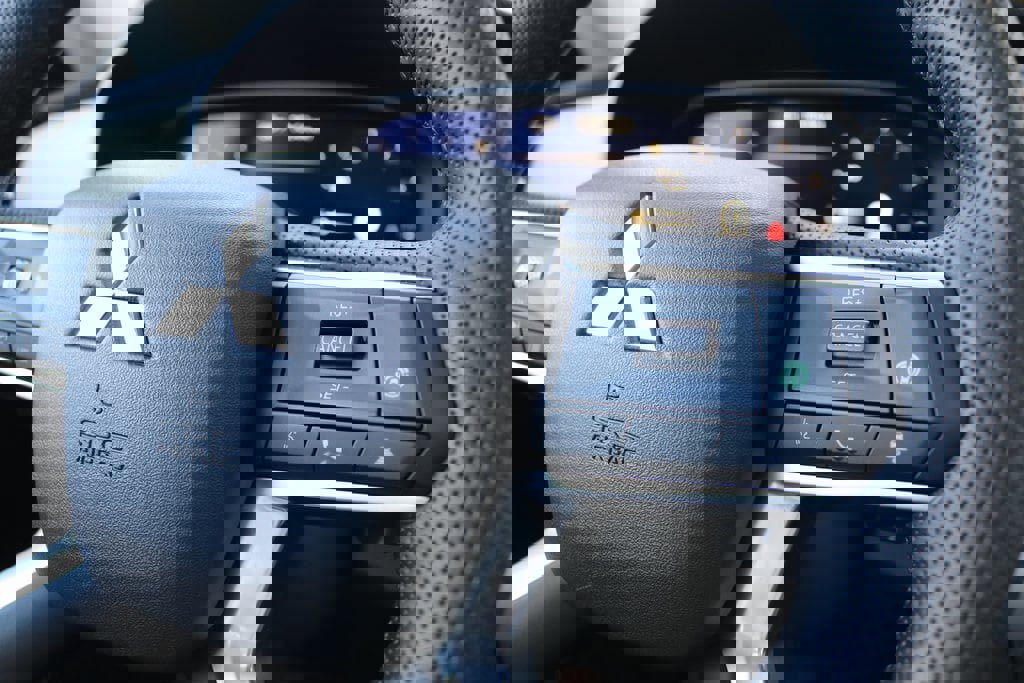 Used 2025 Mitsubishi Outlander SE image 12