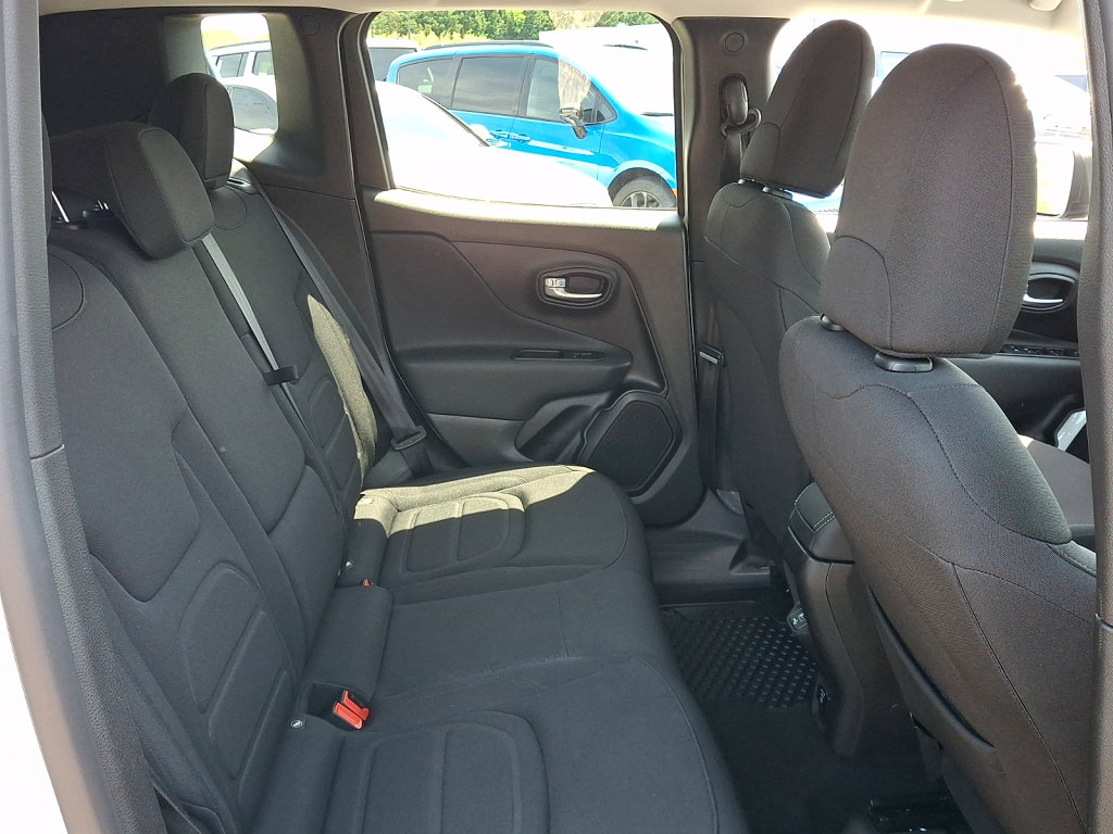 Certified 2022 Jeep Renegade Latitude w/ Convenience Group AWD/4WD image 15