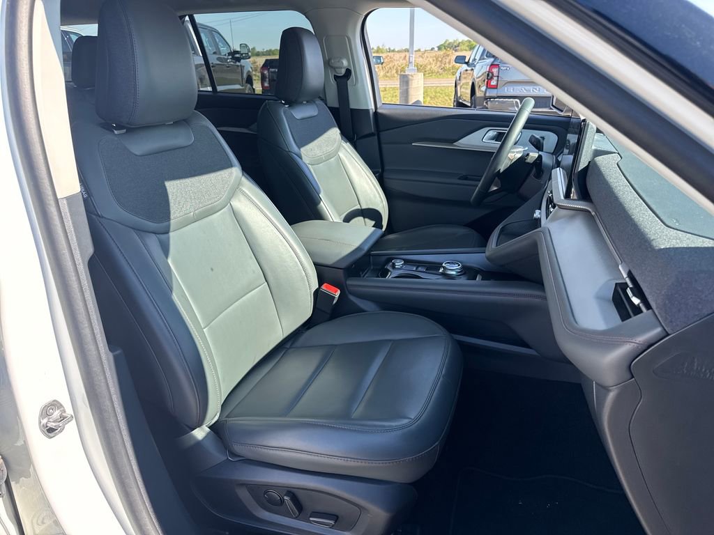 Used 2025 Ford Explorer Active w/ Active Comfort Package image 11