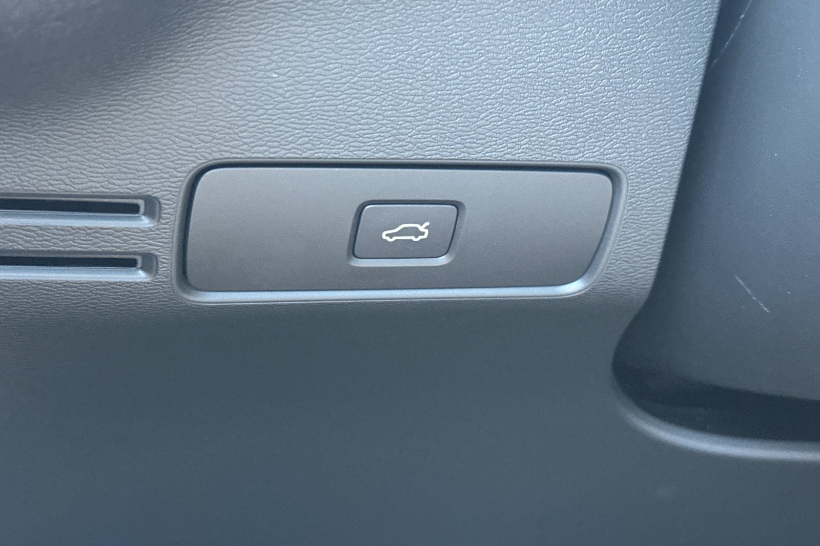 Certified 2026 Volvo XC40 B4 Core w/ Protection Package FWD image 33