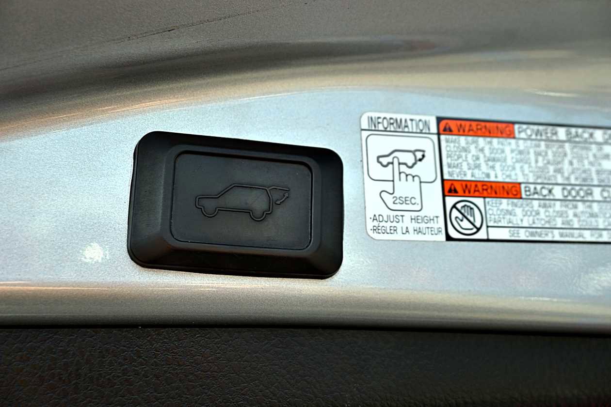 Used 2017 Toyota RAV4 Limited AWD/4WD image 10