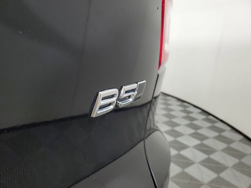 Certified 2025 Volvo XC40 B5 Core image 9