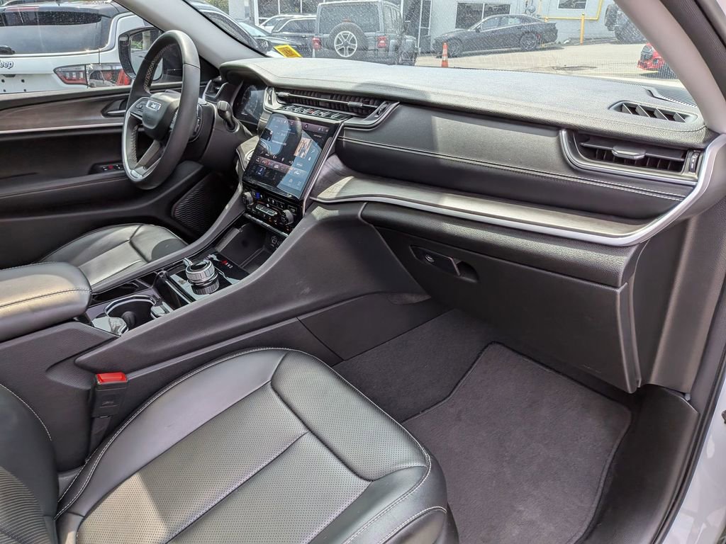 Used 2023 Jeep Grand Cherokee Limited w/ Luxury Tech Group II AWD/4WD image 28