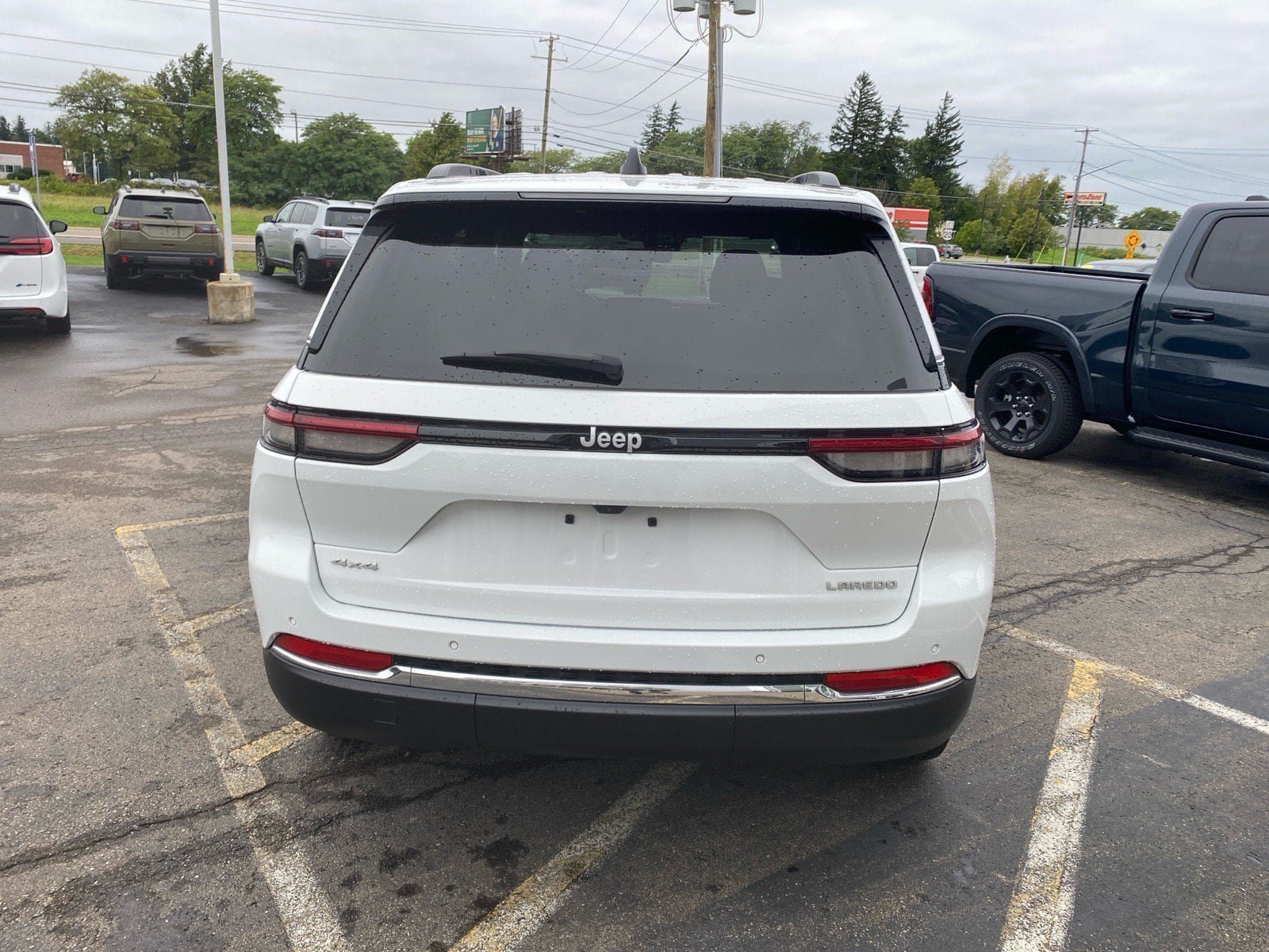 Used 2025 Jeep Grand Cherokee Laredo w/ Luxury Tech Group I AWD/4WD image 4