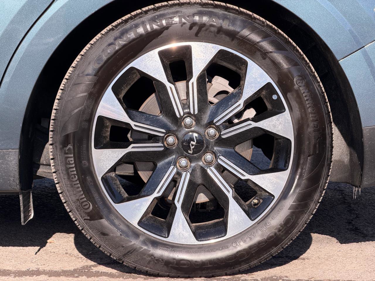 Used 2024 Kia Carnival EX image 9