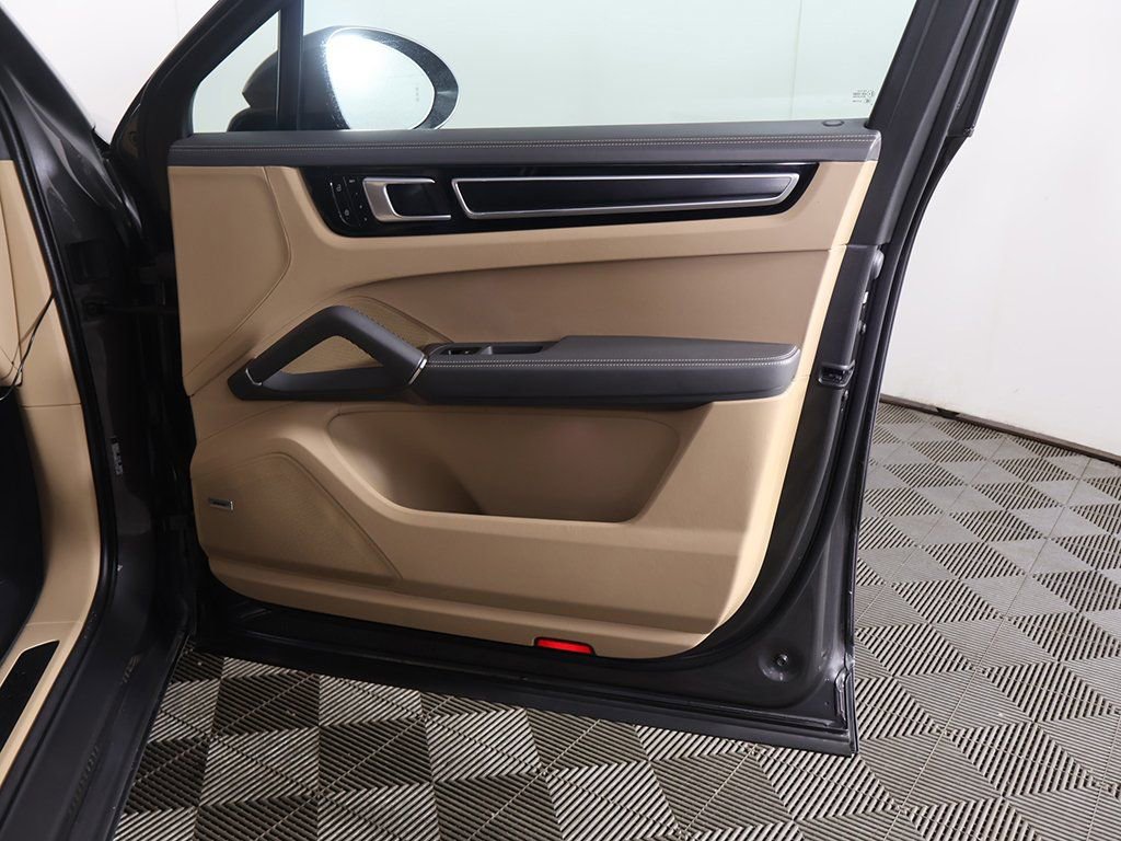 Used 2021 Porsche Cayenne GTS w/ Premium Package Plus AWD/4WD image 27