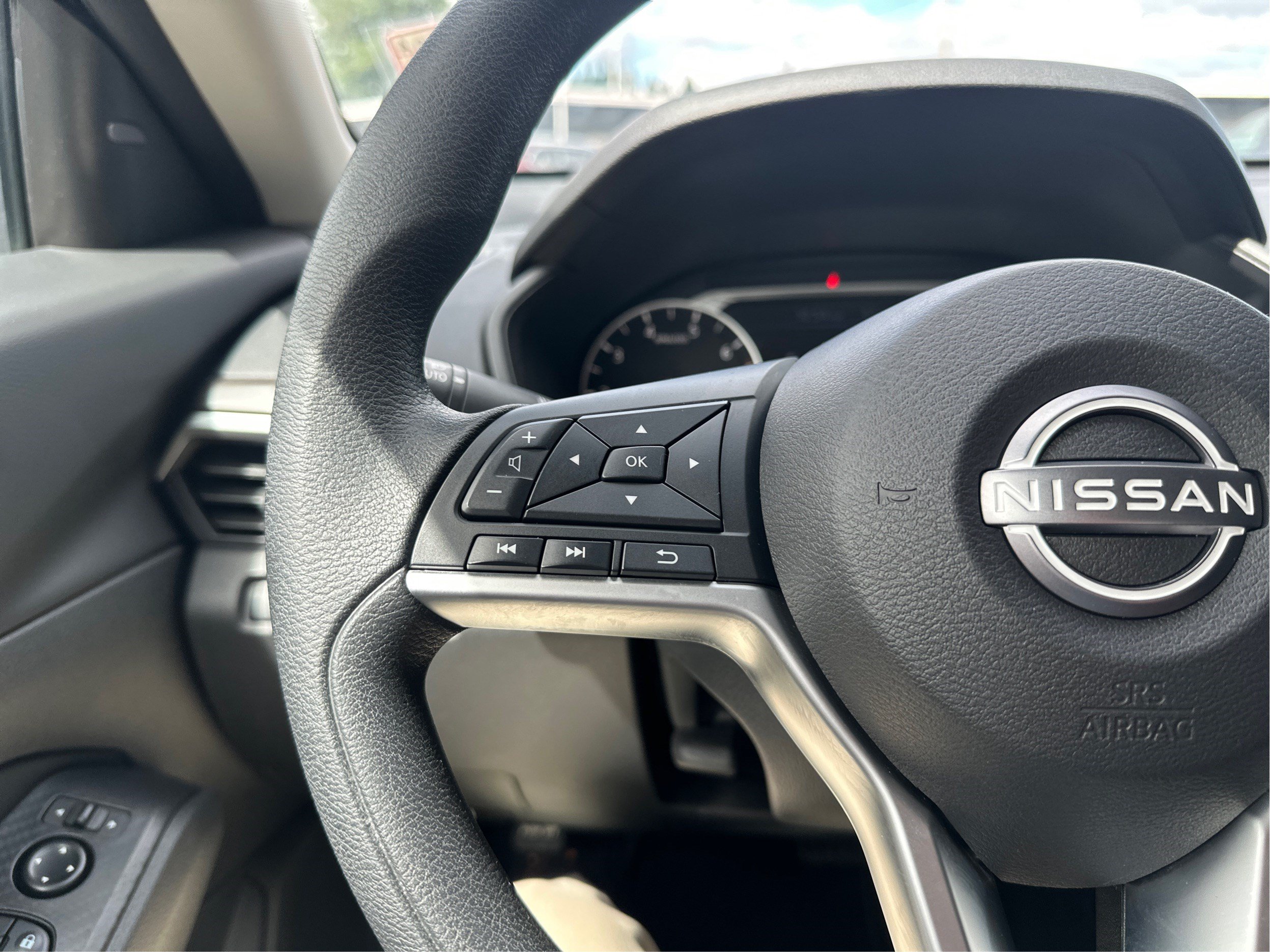 Used 2024 Nissan Altima 2.5 SV FWD image 32