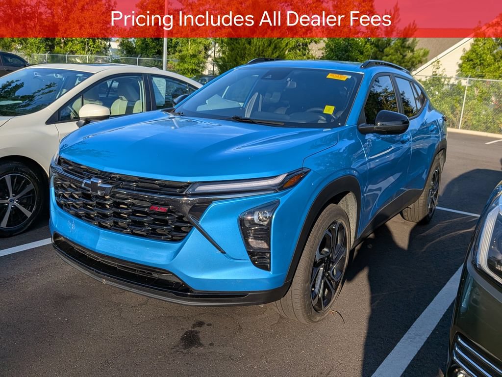 Used 2025 Chevrolet Trax RS w/ Driver Confidence Package FWD image 3