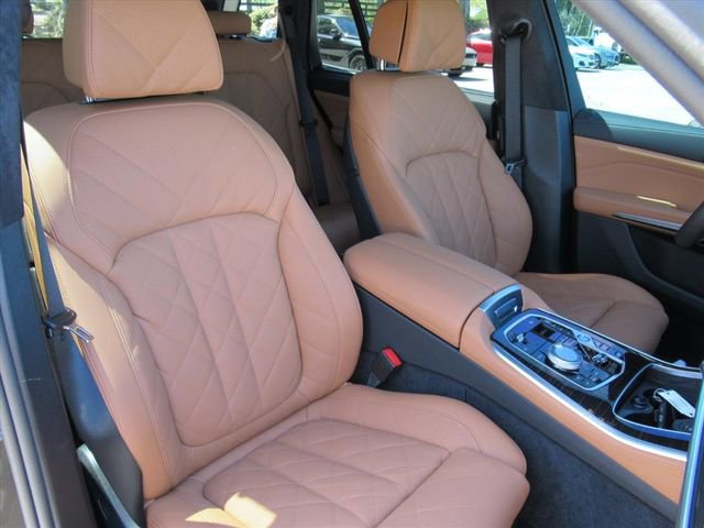 Used 2026 BMW X5 xDrive50e image 9