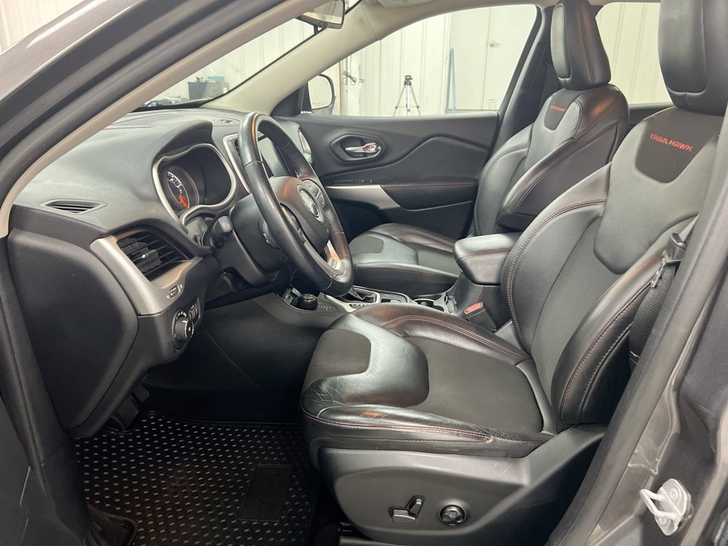 Used 2018 Jeep Cherokee Trailhawk w/ Cold Weather Group AWD/4WD image 19