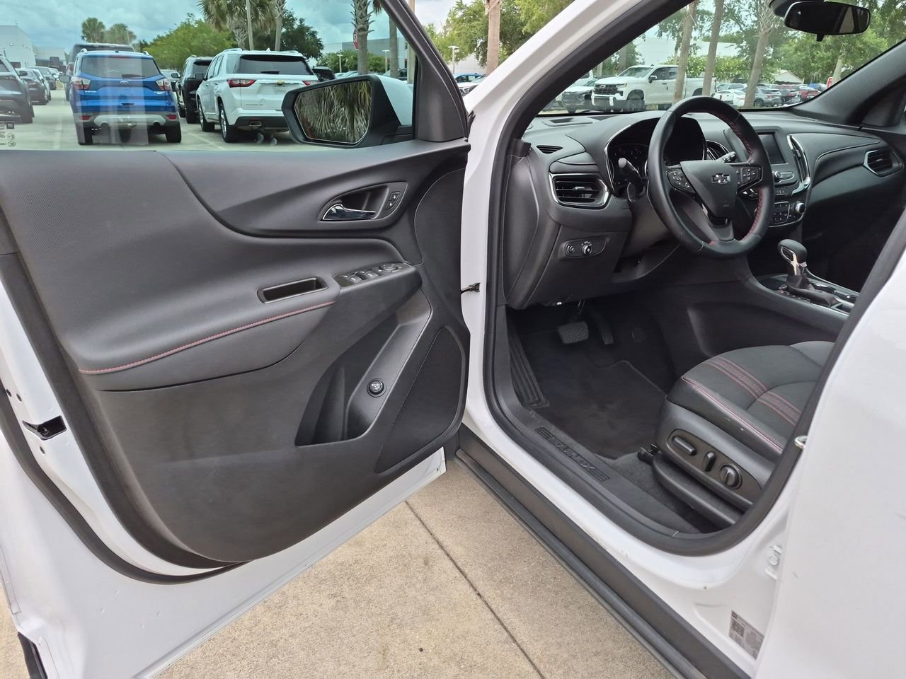 Used 2023 Chevrolet Equinox RS FWD image 8