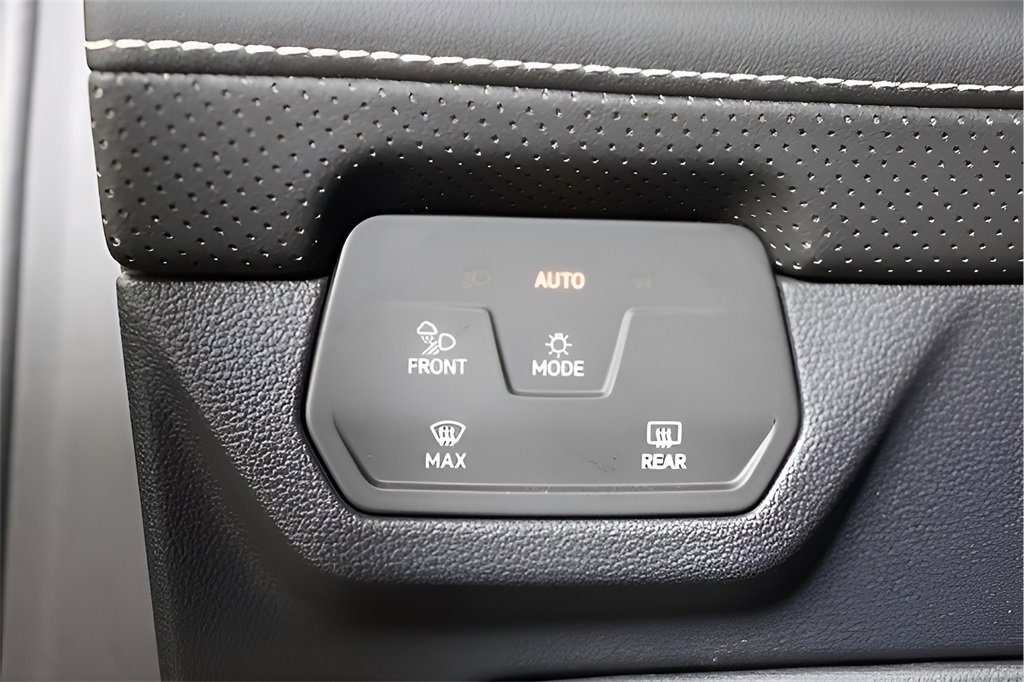 Used 2025 Volkswagen Atlas SE image 30