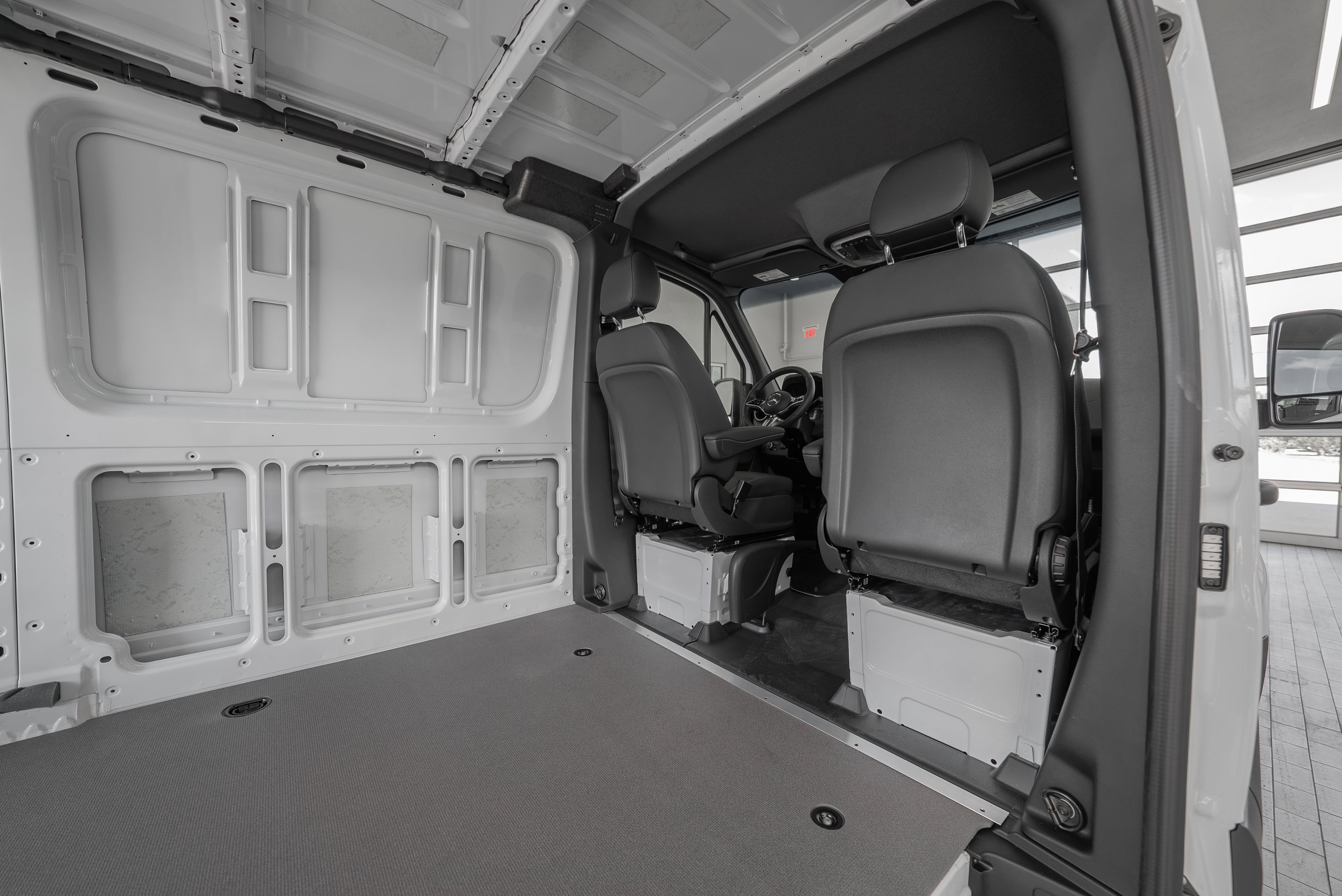 Used 2025 Mercedes-Benz Sprinter 2500 image 25