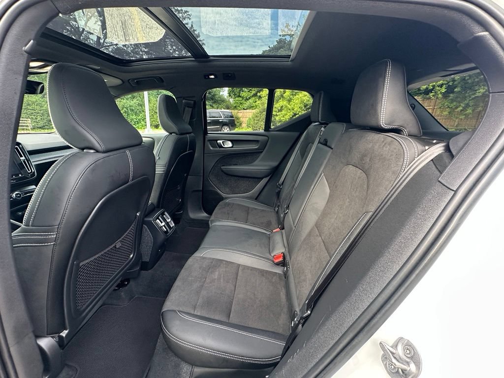 Used 2023 Volvo XC40 B5 Plus AWD/4WD image 17