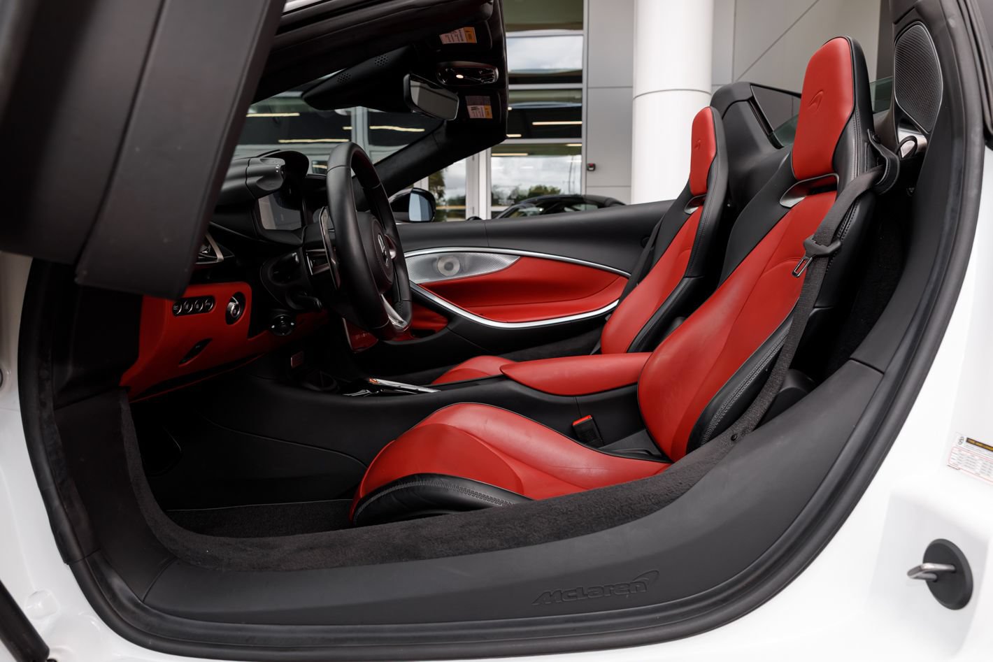 Used 2025 McLaren Artura Spider RWD image 51