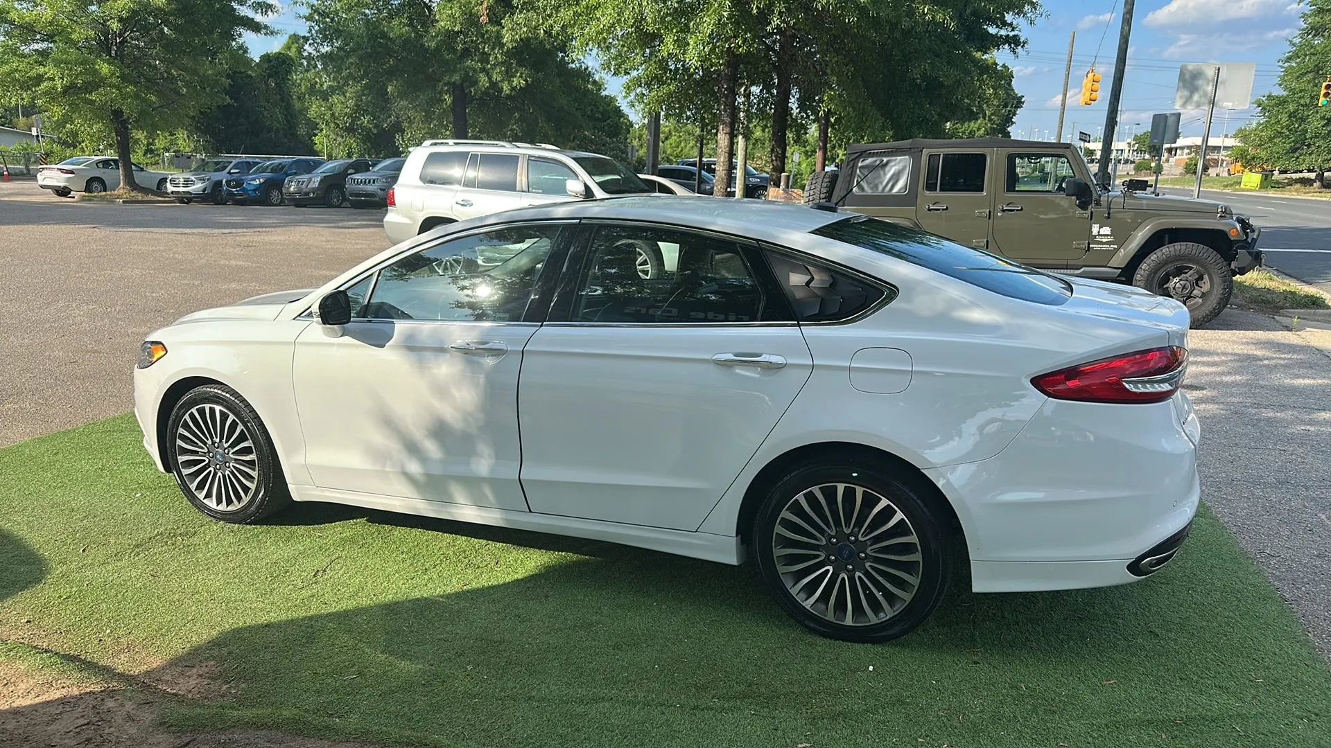 Used 2017 Ford Fusion SE w/ Fusion SE Technology Package AWD/4WD image 4