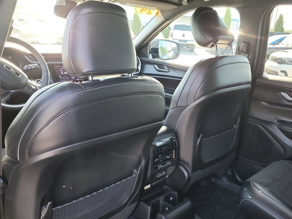 Used 2024 Jeep Grand Cherokee L Laredo RWD image 10