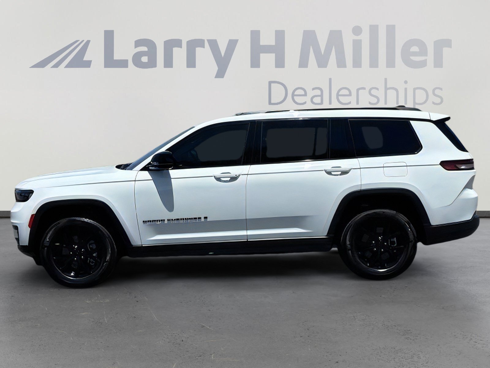 Used 2025 Jeep Grand Cherokee L Altitude RWD image 3