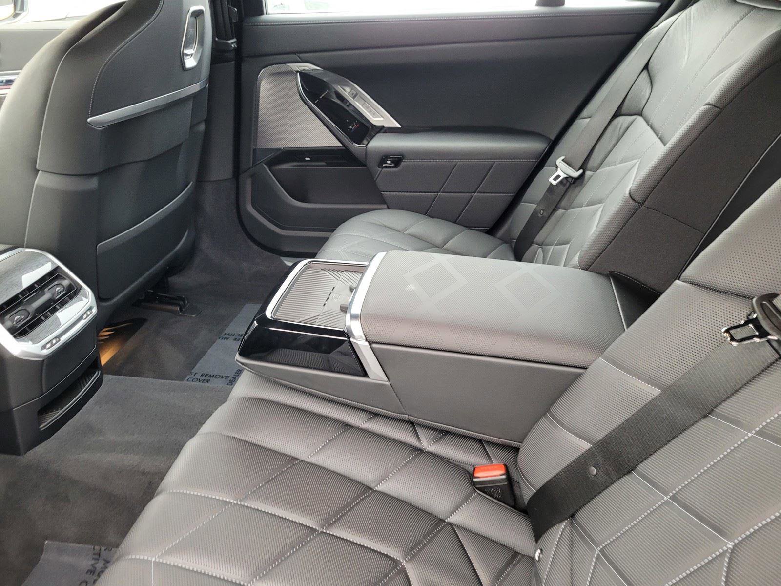 Used 2024 BMW i7 eDrive50 w/ Executive Package image 17