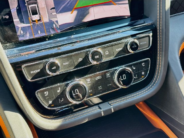 Used 2025 Bentley Bentayga AWD/4WD image 16