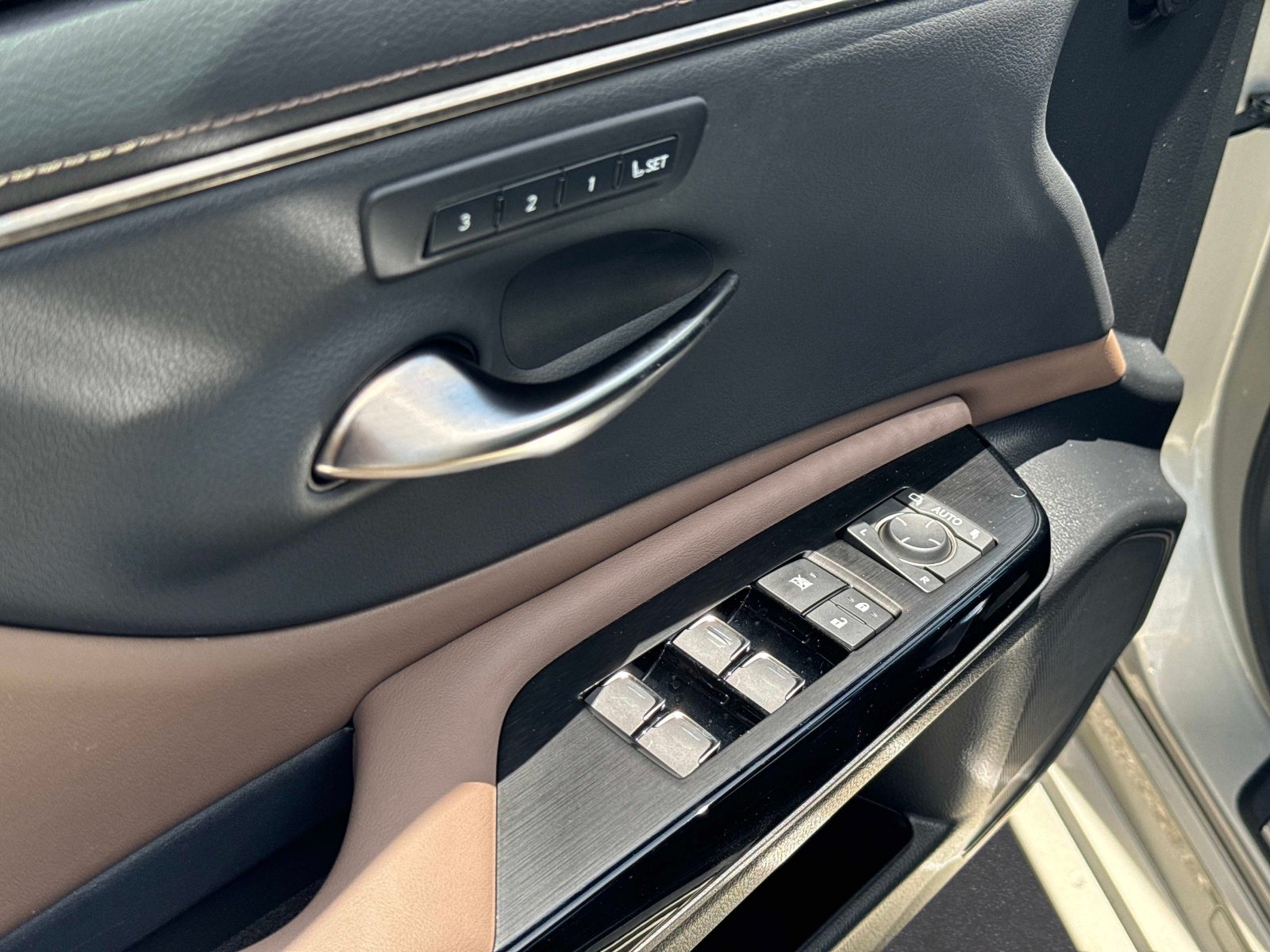 Used 2022 Lexus ES 350 w/ Premium Package FWD image 17