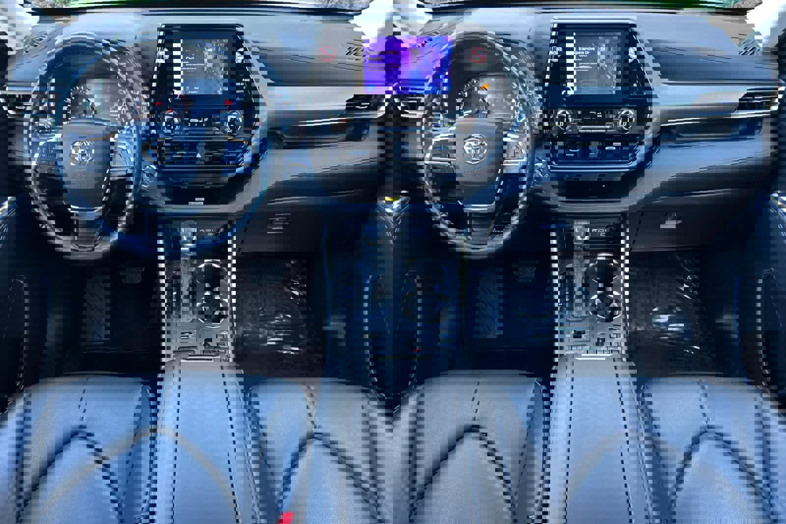 Used 2023 Toyota Highlander XLE image 3