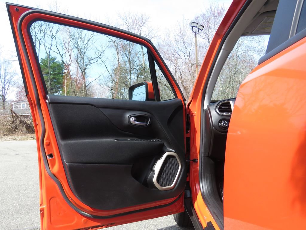 Used 2017 Jeep Renegade Latitude w/ Popular Equipment Group image 9