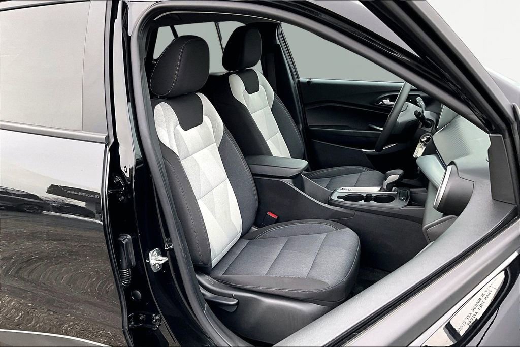 Used 2025 Chevrolet Trax LS image 7