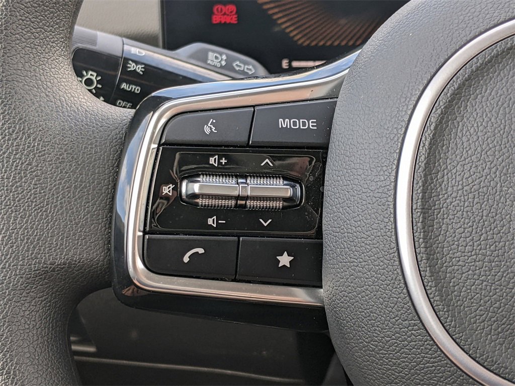 Certified 2025 Kia Sorento LX image 18