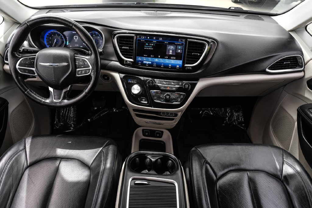 Used 2021 Chrysler Pacifica Touring-L FWD image 10