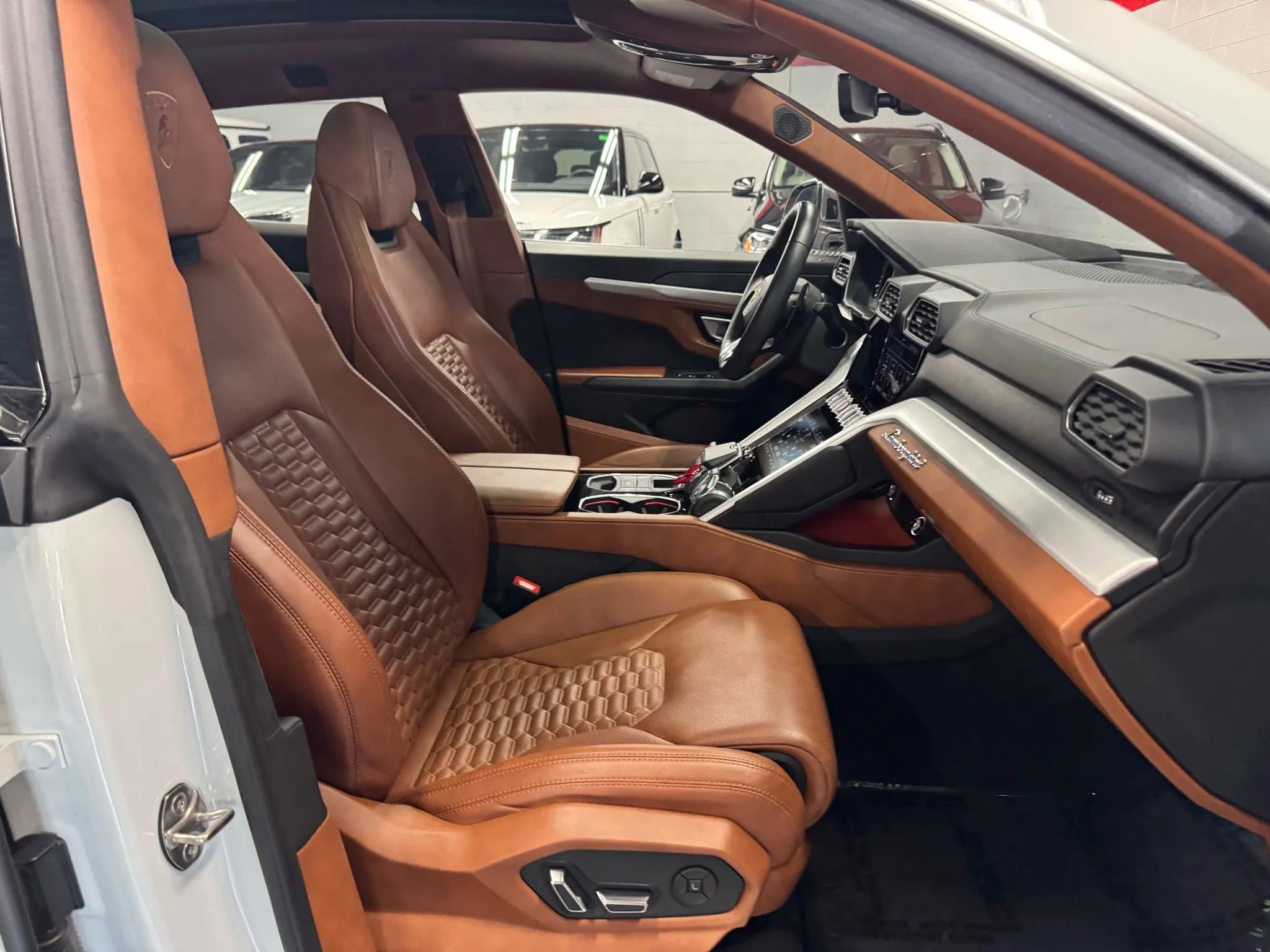 Used 2021 Lamborghini Urus image 38