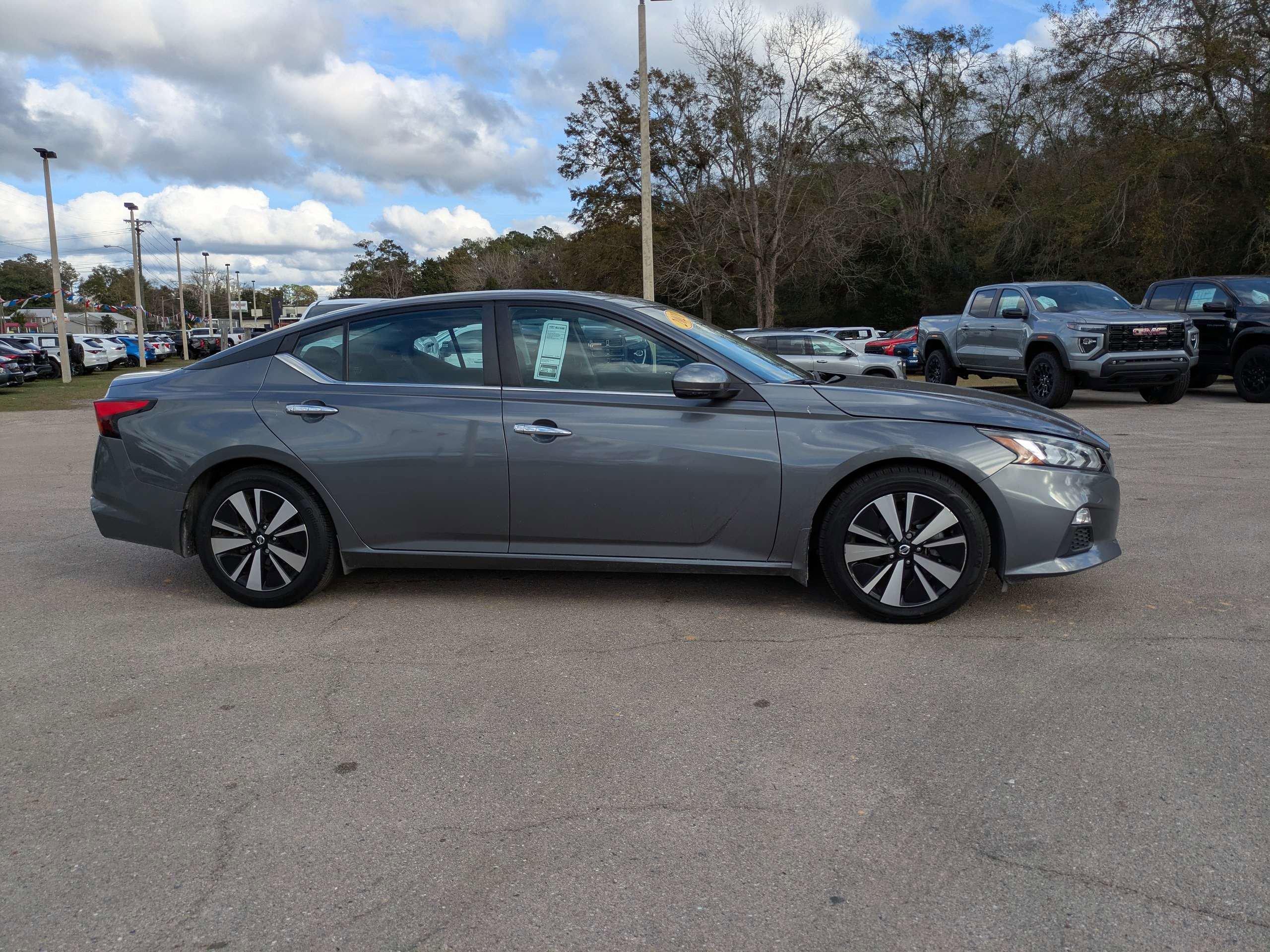Used 2021 Nissan Altima 2.5 SV w/ SV Premium Package image 3
