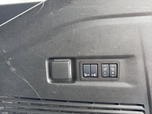 Used 2025 Chevrolet Suburban Premier RWD image 19