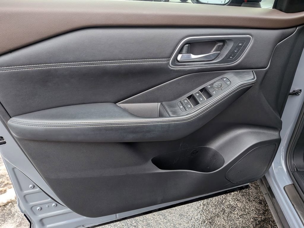 Used 2021 Nissan Rogue Platinum image 11