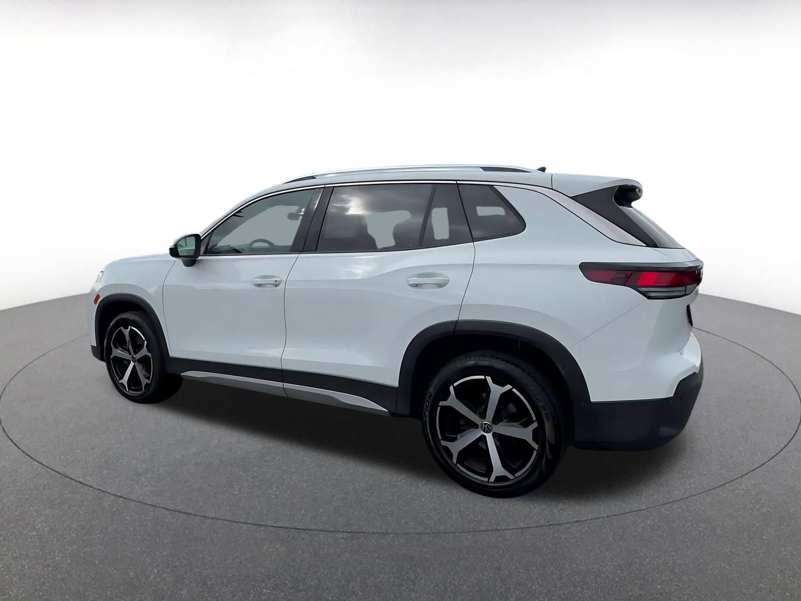 Used 2026 Volkswagen Tiguan SE AWD/4WD image 8