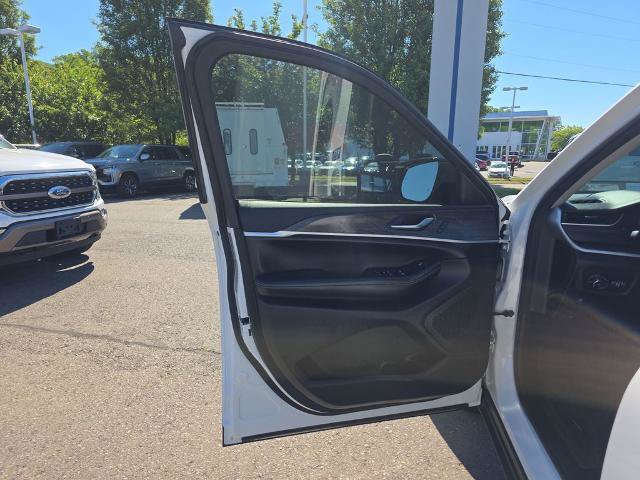 Used 2023 Jeep Grand Cherokee Limited AWD/4WD image 19