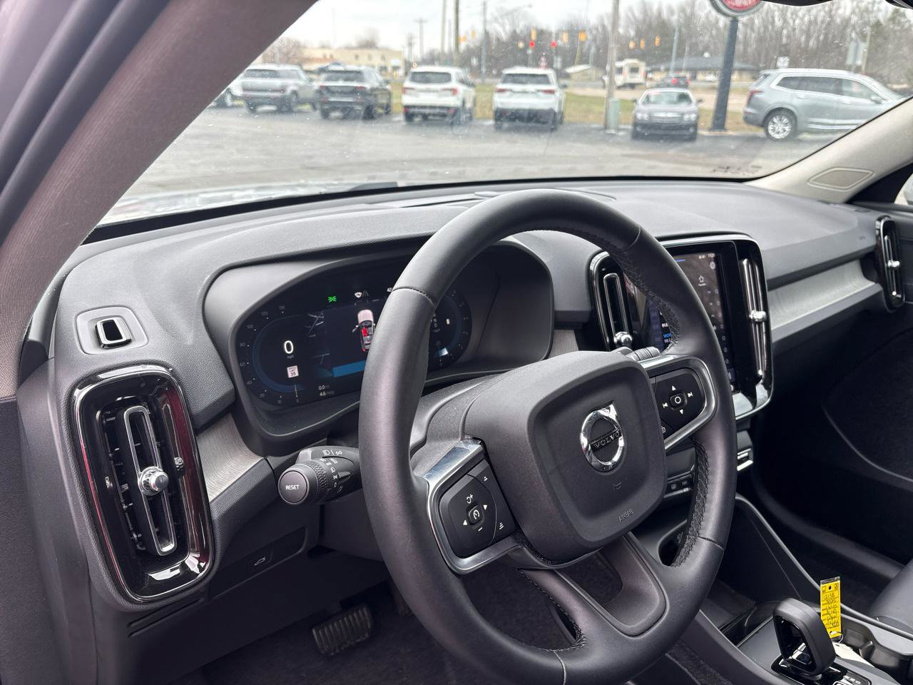 Used 2025 Volvo XC40 B5 Core image 6
