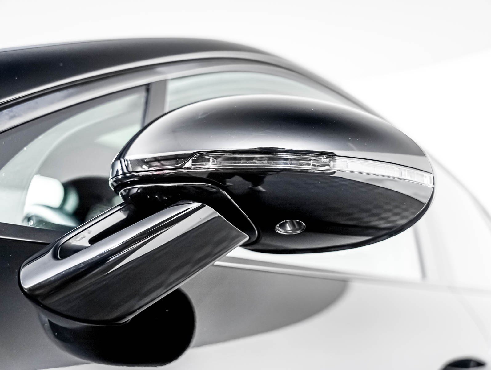 Certified 2024 Porsche Macan AWD/4WD image 32