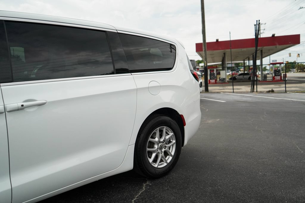 Used 2024 Chrysler Pacifica Touring-L FWD image 20