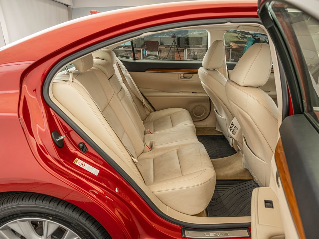 Used 2014 Lexus ES 300h w/ Luxury Package w/Bamboo Trim image 32