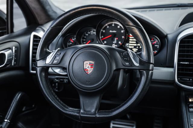 Used 2013 Porsche Cayenne Turbo image 9