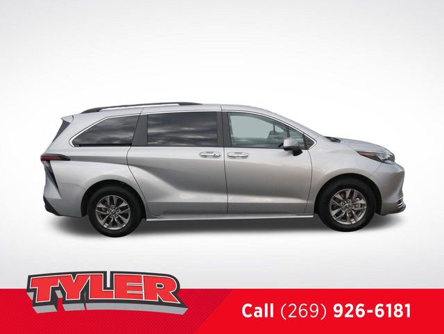 Used 2024 Toyota Sienna XLE FWD image 9